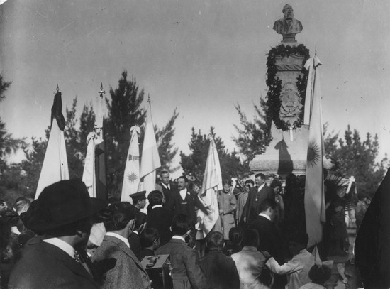 Archivo: 1920- Fiesta Patria en la Plaza.jpg